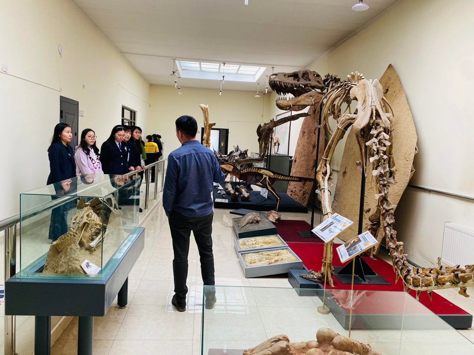 Палеонтологийн хүрээлэн  “ШИНЖЛЭХ УХААНЫГ ТАНИУЛАХ- МЭРГЭЖИЛ СУРТАЛЧЛАХ” үйл ажиллагааг зохион байгууллаа.