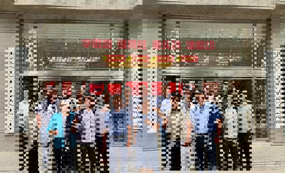 ХИМИ, ХИМИЙН ТЕХНОЛОГИЙН ХҮРЭЭЛЭНГИЙН ЭРДМИЙН ЗӨВЛӨЛИЙН ГИШҮҮД ӨМӨЗО-Д ТОМИЛОЛТООР АЖИЛЛАЛАА.