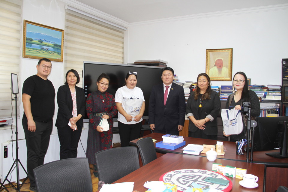 “Монголчуудын үнэт зүйлсийн төсөөллийн өөрчлөлт, хандлага: Философи шинжилгээ”