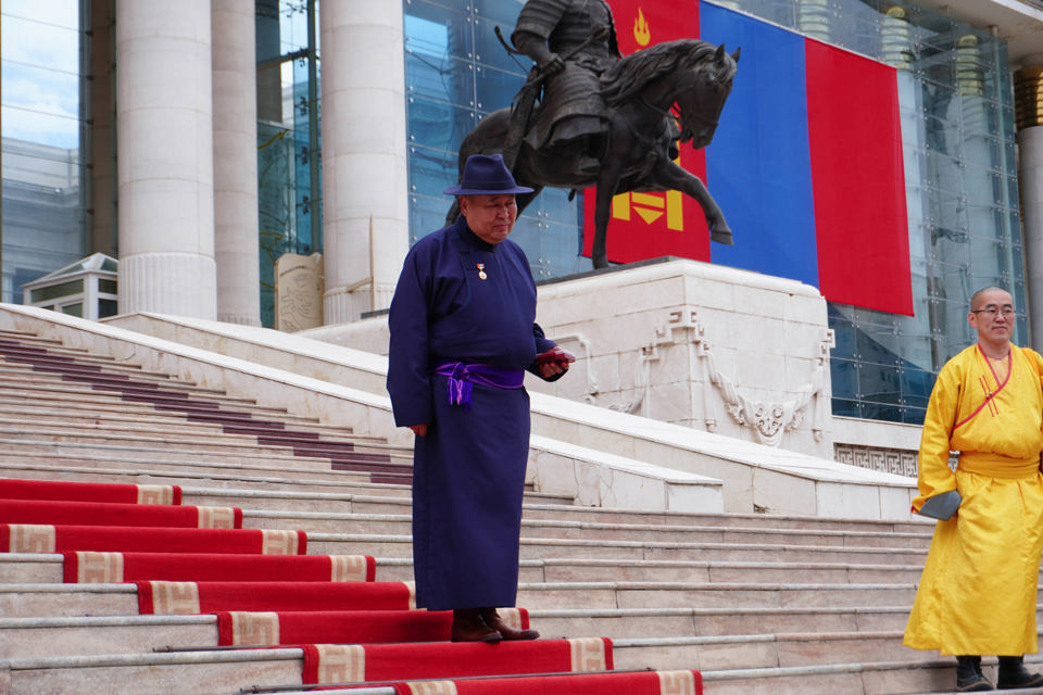 Философийн хүрээлэнгийн шашин судлалын салбарын эрхлэгч ЭШТА М.Батаа доктор (Ph.D) шинжлэх ухааны гавьяат зүтгэлтэн цолоор шагнагдлаа.