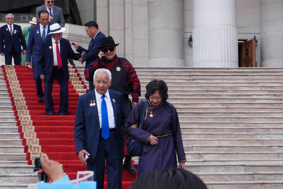 УИХ-ын дарга асан, ШУА-ийн Философийн хүрээлэнгийн эрдмийн зөвлөлийн гишүүн, гавьяат багш С.Төмөр-Очир "Ардын багш" цолоор шагнагдлаа.